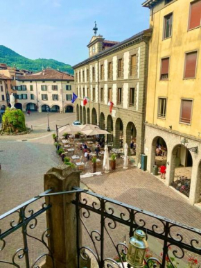 The terrace on the square Iseo